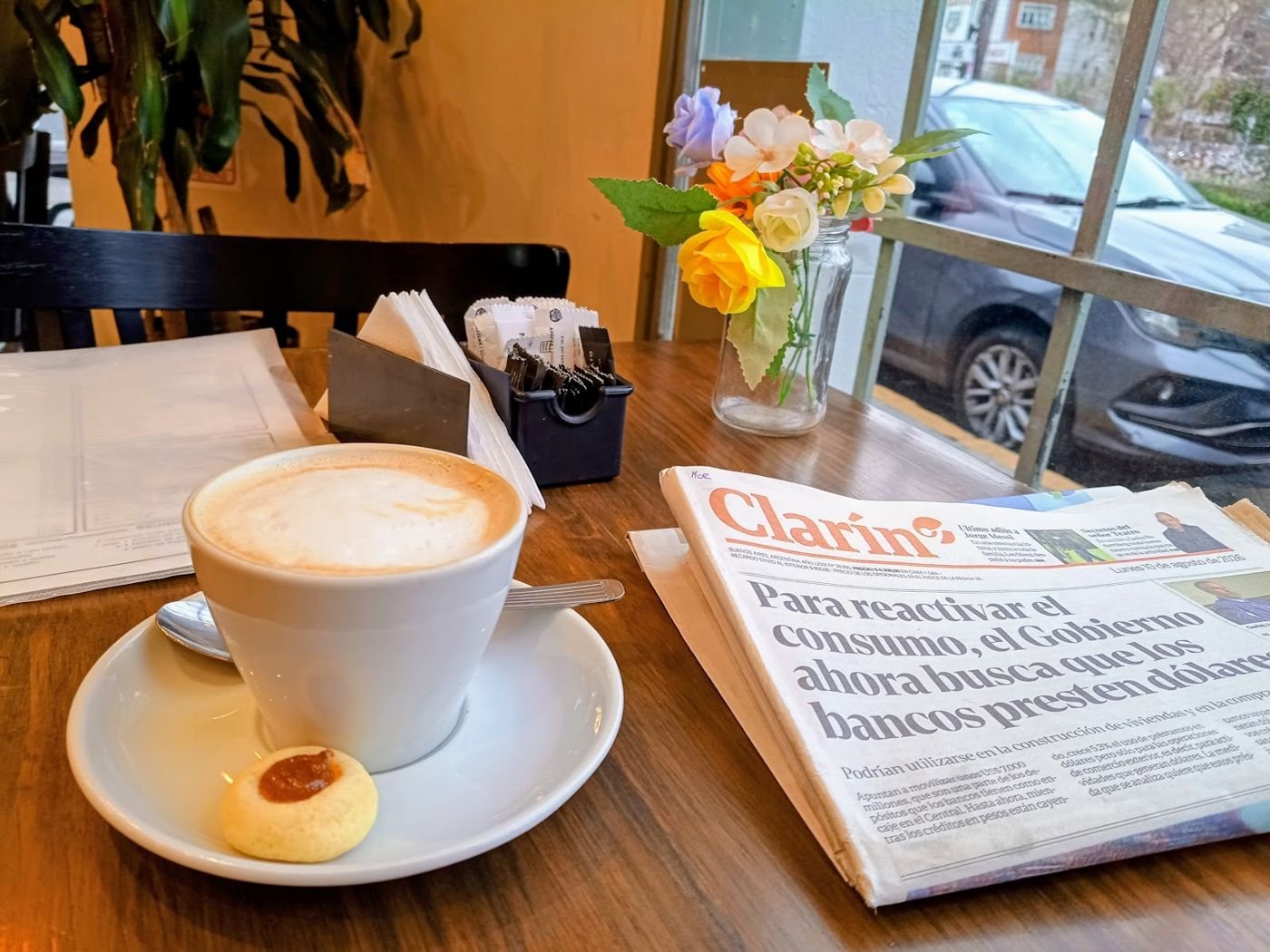 Café y diario junto a la ventana